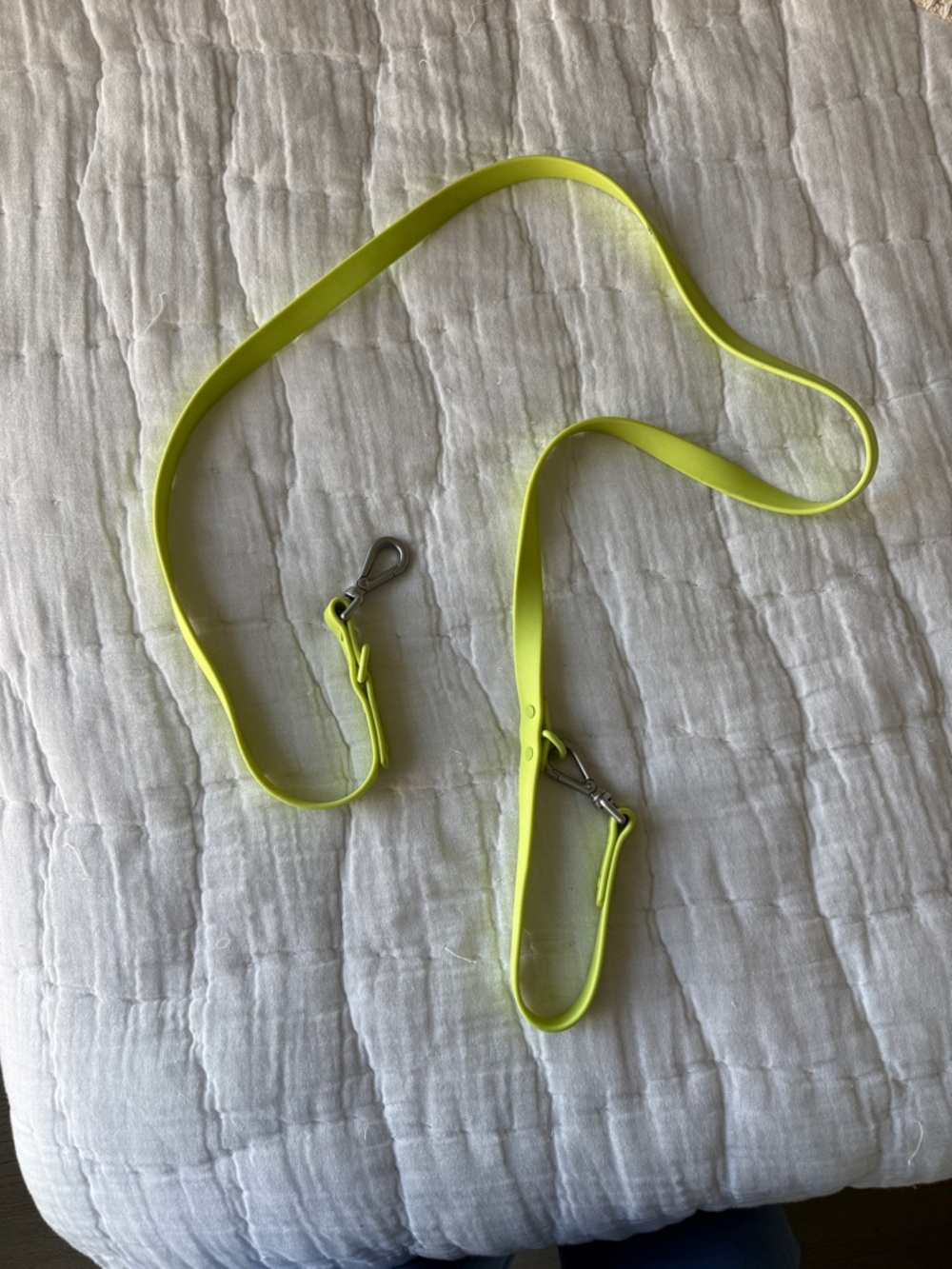 Wild One Bright Green Dog Leash Dual Clips hardly used